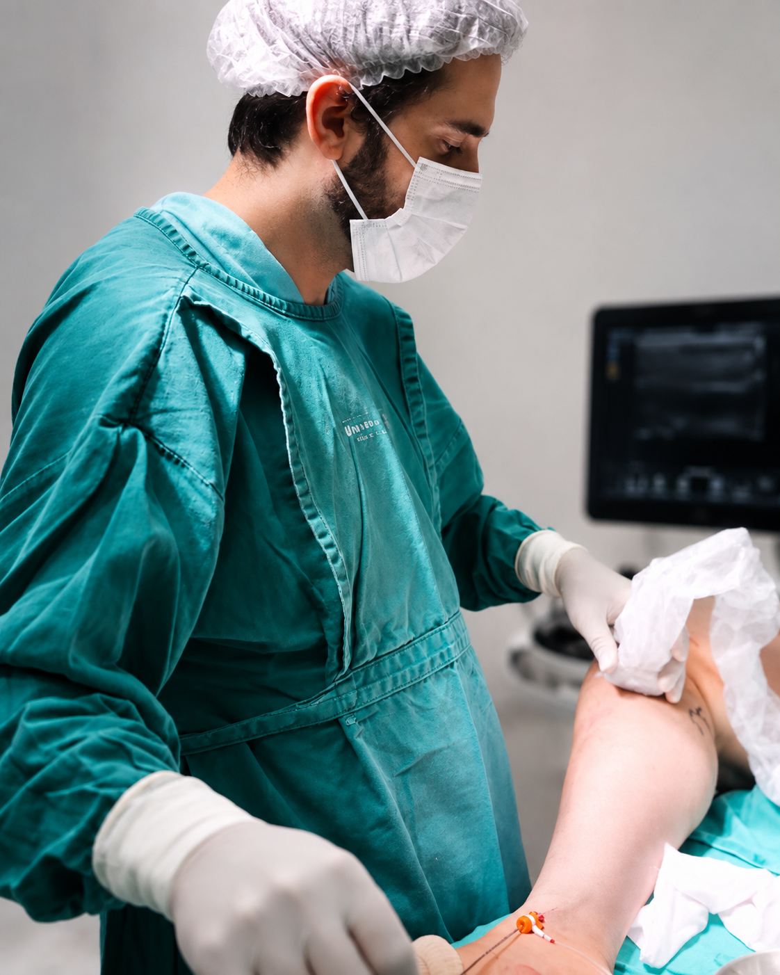 Dr. Danilo Cardinelli aplicando laser endovenoso na perna de uma paciente