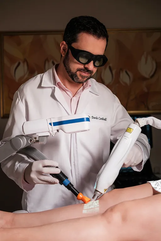 Dr. Danilo Cardinelli aplicando laser endovenoso na perna de uma paciente